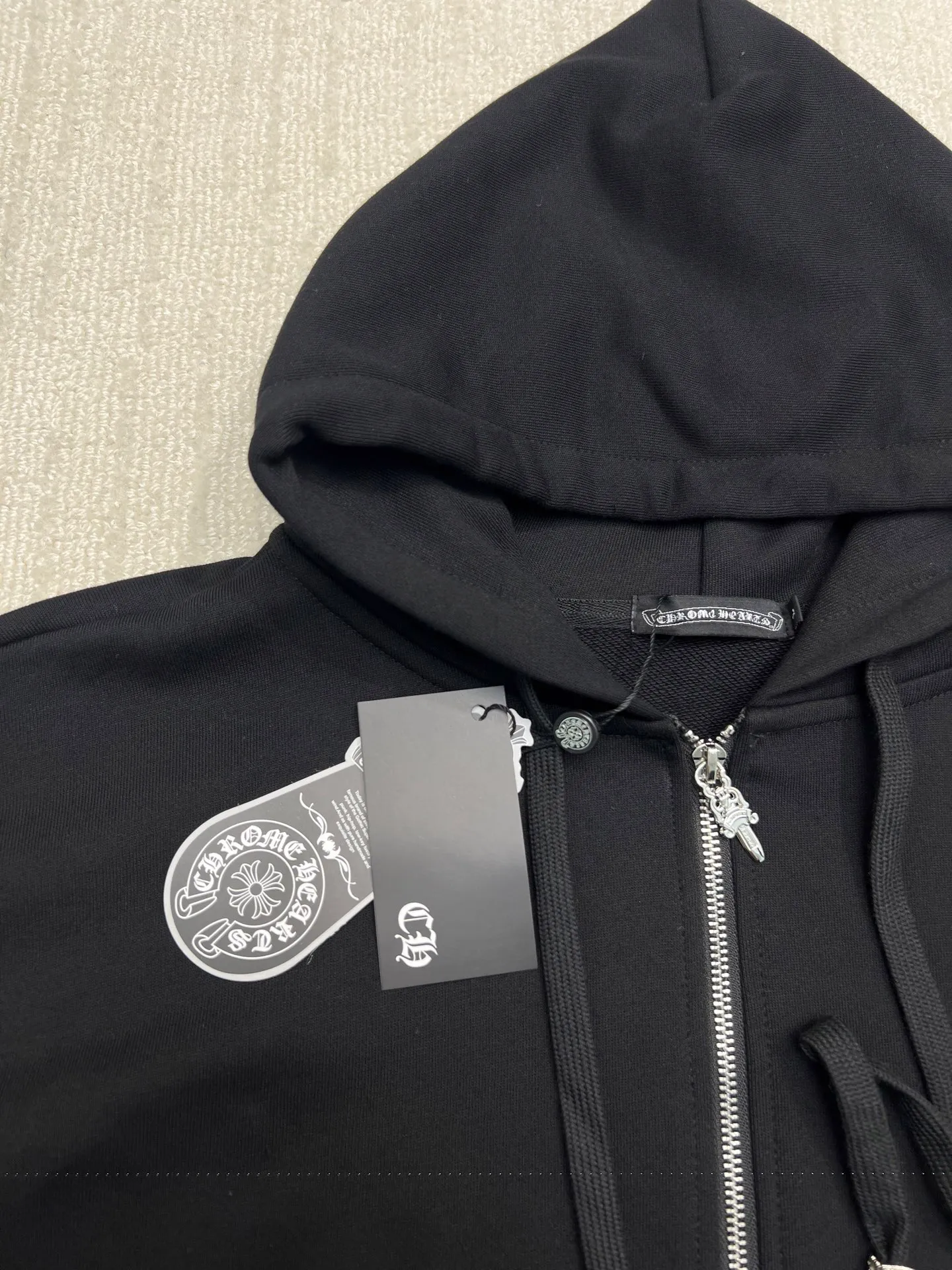 P370 𝗖𝗵𝗿𝗼𝗺𝗲 𝗛𝗲𝗮𝗿𝘁𝘀Cro Heart Catwalk style pure cotton terry zipper hooded jacket. High weight cotton double yarn 380g large terry fabric, fixed and dyed matching ribs, top-notch workmanship, customized full set of accessories, clear letters and perfect restoration without difference. The perfect combination of the hot-drilling process and the high-temperature hot-pressing multi-colored Sanskrit cross process enables precise needle placement! All wiring is special machine chain double wire, absolutely high quality craftsmanship!  Size: M L XL XXL